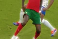 球未到人先笑！萊奧：一想到又要裝到了，就忍不住笑！