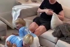 曾經(jīng)的金邊羅！40歲C羅晃飛后衛(wèi)又挑球過人，是否似曾相識