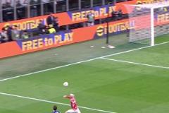 穩(wěn)的一批，扎萊夫斯基這腳停球得到國米官推怒贊