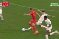 拜仁多打一人！澤西格爾放倒凱恩，兩黃變一紅被罰下場！