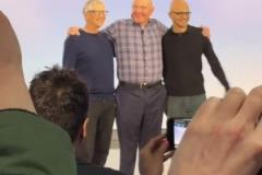 微軟50周年慶鮑爾默合影站C位 比爾蓋茨和現(xiàn)任總裁列左右