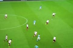 開上帝視角踢球的男人！你們只管跑，德布勞內(nèi)肯定能傳到！