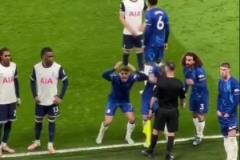 裁判查看VAR，場邊的切爾西球員表情一個比一個豐富！