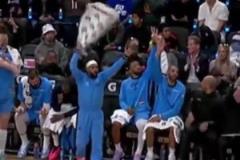 把毛巾?yè)]出新境界！米爾斯：出門在外，戲份都是自己給的