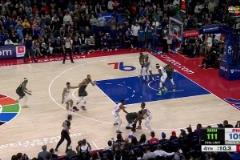 年輕人就是橫??！愛(ài)德華茲無(wú)視2人包夾 最后10秒天神下凡致勝