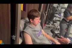 詹姆斯罕見暴粗口怒夸里夫斯：里夫斯就TM是一個(gè)殺手