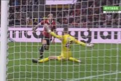 米蘭連續(xù)傳球配合！特奧小角度打門被德赫亞撲出！