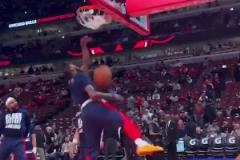 快船小瓊斯這360輕松又舒展！后面那個小胖子怎么扣得這么菜？