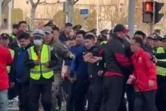 球迷先干起來(lái)！上海德比場(chǎng)外不和諧一幕