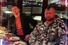 身高2米13，體重260斤的約基奇，在他哥哥面前，簡直有種小鳥依人的感覺