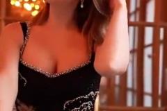 這誰(shuí)頂?shù)米“?！若嫂在紀(jì)錄片花絮中展示火辣身材