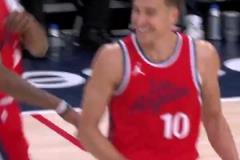 球迷發(fā)問：博格丹是第一個使用哈登撒鹽慶祝動作的白人嗎？