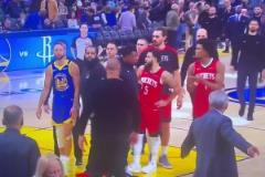 火藥味十足！半場(chǎng)結(jié)束回更衣室路上，庫里與烏度卡發(fā)生爭(zhēng)吵