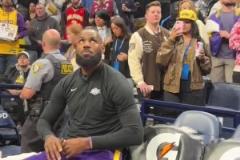 后生可畏！老詹抬眼看著SGA本賽季的場(chǎng)均得分在想些什么