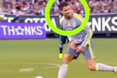 這一腳意圖不明！C羅：好家伙，你往哪踢呢？