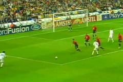 這腳法神了！菲戈大禁區(qū)邊緣吊射攻破曼聯(lián)球門