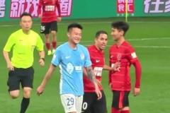 韋世豪遭到大連球員挑釁，這口型應(yīng)該沒人看不懂吧