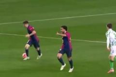 裁判為何會出現(xiàn)在這個位置直接被巴薩和貝蒂斯雙人包夾了