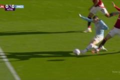 錯(cuò)失良機(jī)！馬爾穆什送絕佳妙傳！福登禁區(qū)內(nèi)單刀打門被干擾偏出！