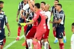 拉莫斯強(qiáng)行拉起對(duì)方后爆發(fā)沖突這脾氣還是這么火爆啊