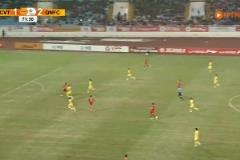 越南貝克漢姆！越南聯(lián)賽球員本方半場(chǎng)起腳上演超遠(yuǎn)吊射