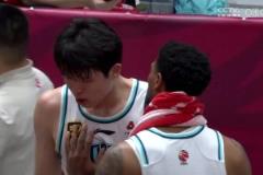 還是個(gè)孩子！楊瀚森今天打得很不順，在場(chǎng)邊似乎哭了！