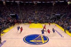 你可以永遠(yuǎn)相信！庫里節(jié)末自信飆進(jìn)超遠(yuǎn)三分全場(chǎng)瞬間起立！