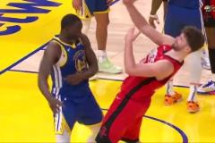 搞心態(tài)追夢肘推申京吃T 對手技罰不中后又沖火箭眾人怒吼