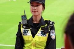 是心動(dòng)的感覺！上海 “德比”大戰(zhàn)賽場(chǎng)上的警花小姐姐