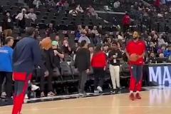 笑死！哈登只能在地面上完成的動作，小瓊斯在空中也能完成