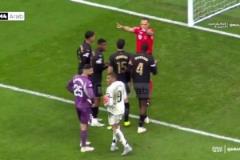 姆巴佩準(zhǔn)備主罰點(diǎn)球看到維尼修斯過來，連忙把球給了他