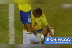 人才啊大羅曾在比賽中用足球擋著隱私部位在球場尿尿