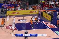 太離譜了莫蘭德開場6分鐘吃到4犯，對裁判做出數(shù)錢的手勢！