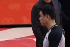 這是睡衣還是睡裙？米利唐女友這起床的擺拍動作也太不嫻熟了