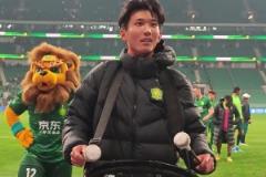 國安2-0戰(zhàn)勝浙江賽后：小將范雙杰帥氣謝場，領鼓工體戰(zhàn)吼