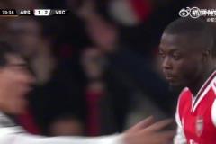 賽后賴斯接受采訪時，理查茲直接給跪了