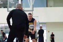 感嘆師徒感情真好！馬龍一走，以后訓練誰來陪約老師玩排球啊