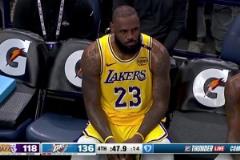 有人歡喜有人愁！湖人崩盤(pán)詹姆斯板凳席上悶悶不樂(lè) 雷霆開(kāi)心暢聊