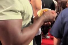 甲亢哥保鏢認真干飯，網(wǎng)友：呂迪格有點靦腆