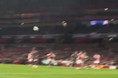 天神下凡！現(xiàn)場直拍阿森納球迷對賴斯無解任意球的瘋狂反應！