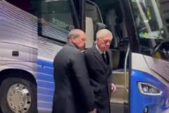 風度！安切洛蒂黑著臉離開球場，遇到小球迷仍然滿足合影要求