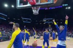 太有活啦！庫里大力砸球落地 回彈后從籃筐下方向上進(jìn)球