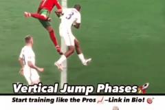 真勇??申花女球迷在海港球迷群中，偷偷露出申花球衣