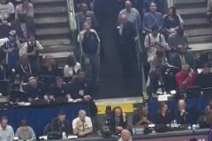 今天壓不住了！獨(dú)行俠GM通道觀賽 整個(gè)球館都在喊炒掉尼科！