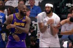 注意點(diǎn)影響！老詹&海斯又在場(chǎng)上和濃眉打情罵俏！