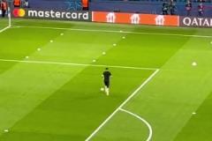 還沒走出來馬丁內(nèi)斯登場熱身，遭遇巴黎球迷震天狂噓