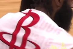 永遠(yuǎn)的火箭人！上賽季快船擊敗火箭之后 哈登披上了火箭的毛巾~