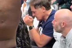 東契奇爆發(fā)擊敗獨行俠，庫班在看臺懊惱搖頭，他一定也不想交易吧