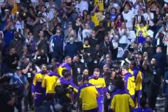 獨(dú)行俠兩代隊(duì)魂！東契奇出場(chǎng)儀式，鏡頭給到看臺(tái)上鼓掌的諾維斯基！