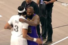 兩個(gè)月沒見，詹姆斯和濃眉這個(gè)手勢(shì)依舊這么熟練啊